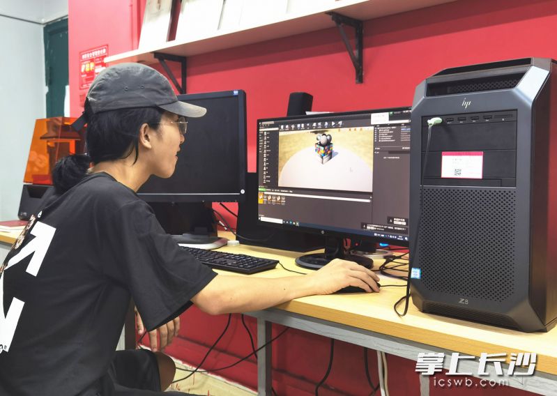 动画专业学生正在进行创作。学校供图